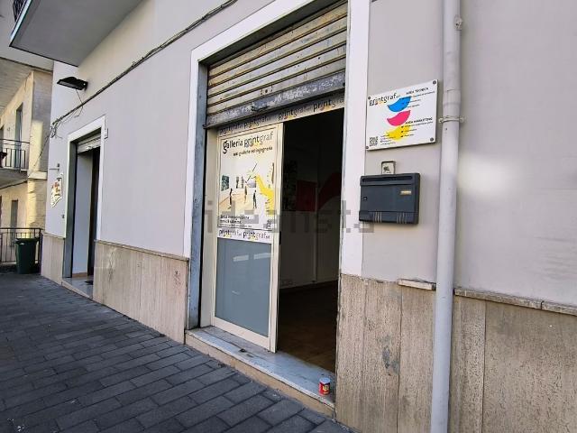 Locale Commerciale in vendita a Giffoni Valle Piana, Campania