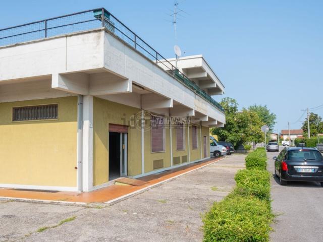 Locale Commerciale in vendita a Pontoglio, Lombardia