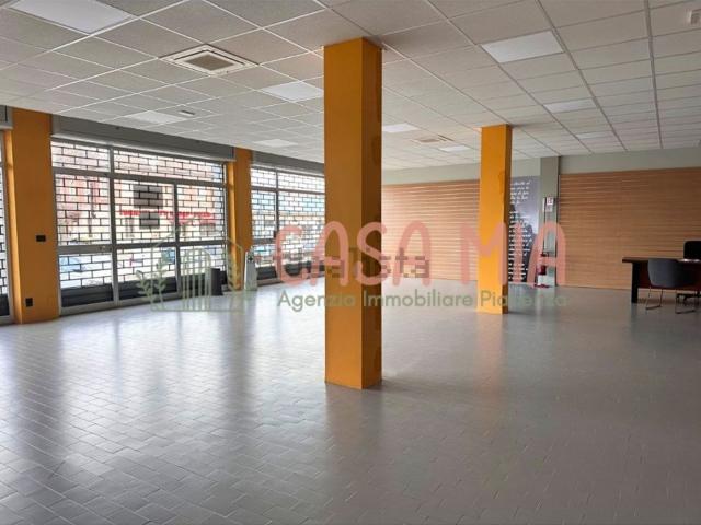 Locale Commerciale in vendita a Cascina Colombarola, Rottofreno