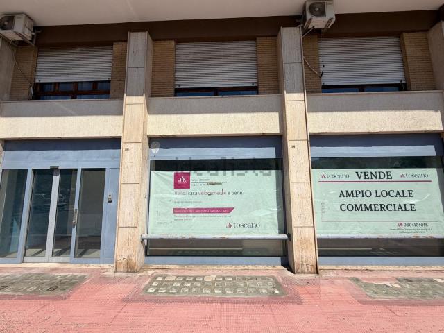 Locale Commerciale in vendita a Mungivacca, Bari