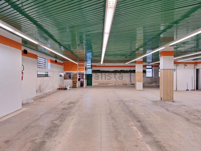 Locale Commerciale in vendita a Puglia, Bari