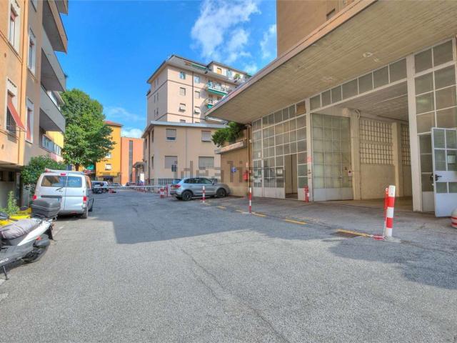 Locale Commerciale in vendita a Caserme, Como