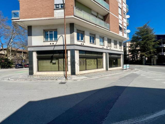 Locale Commerciale in vendita a Centro, Marche