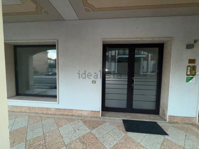 Locale Commerciale in vendita a Lendinara, Veneto