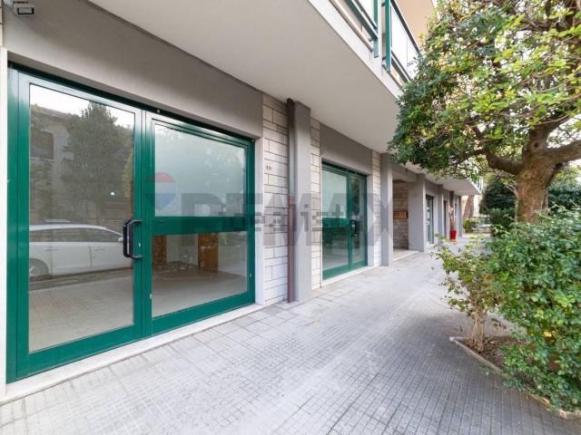 Locale Commerciale in vendita a Marche, Ancona