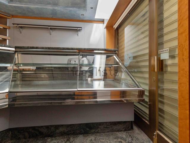 Locale Commerciale in vendita a Usmate Velate, Usmate