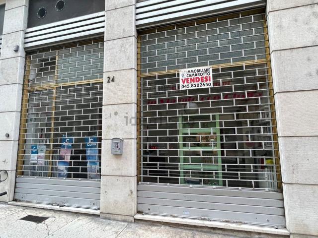 Locale Commerciale in vendita a Centro storico, Brenzone