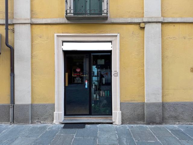 Locale Commerciale in vendita a Cuneo Centro, Piemonte