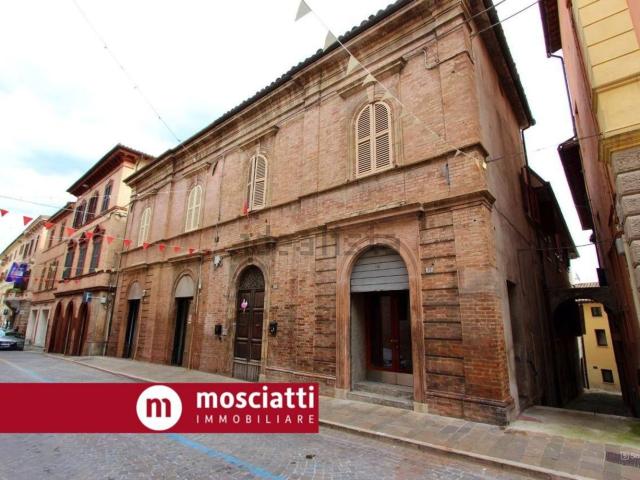 Locale Commerciale in vendita a Marche, Macerata
