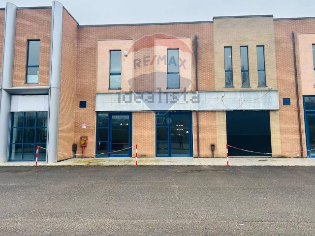 Locale Commerciale in vendita a Magione, Umbria