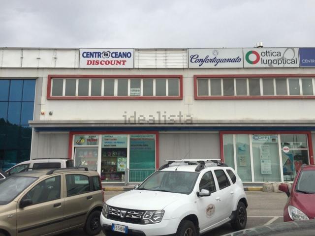 Locale Commerciale in vendita a Marche, Ancona