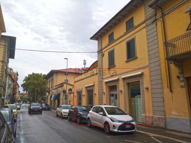 Locale Commerciale in vendita a Palazzo Del Pero, Toscana
