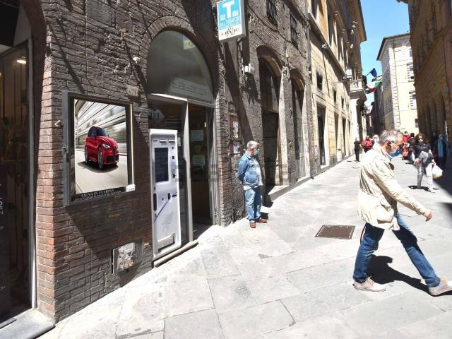 Locale Commerciale in vendita a Contrada del Bruco, Siena