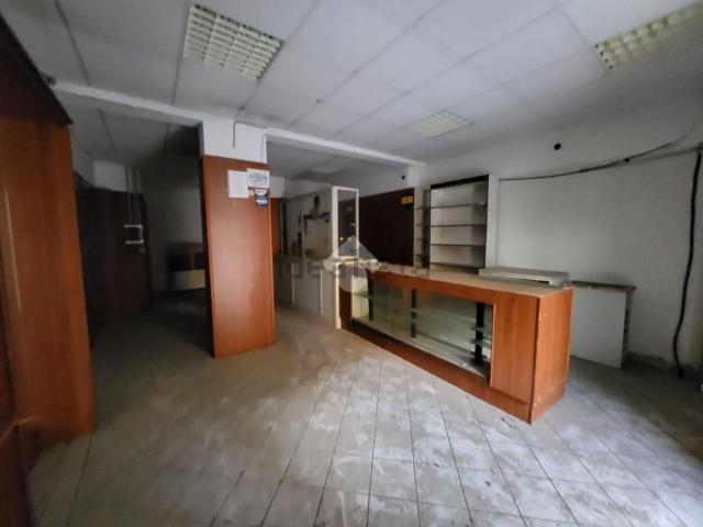 Locale Commerciale in vendita a Camaldoli, Pianura