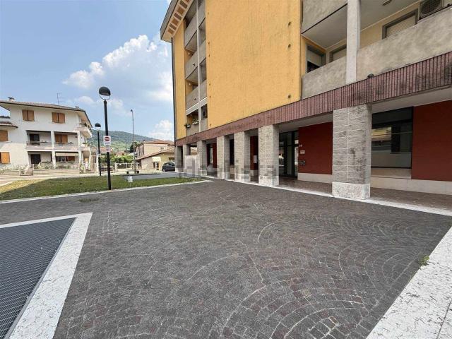 Locale Commerciale in vendita a Alte Ceccato, Montecchio Maggiore