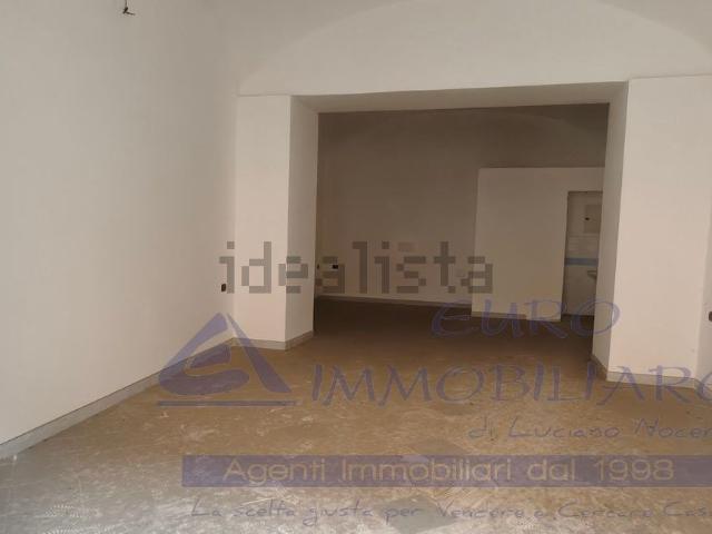 Locale Commerciale in vendita a Maddaloni, Campania
