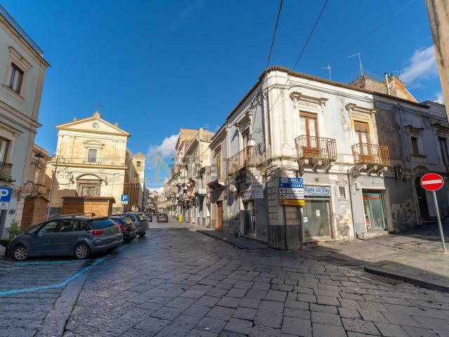 Locale Commerciale in vendita a Bronte, Sicilia