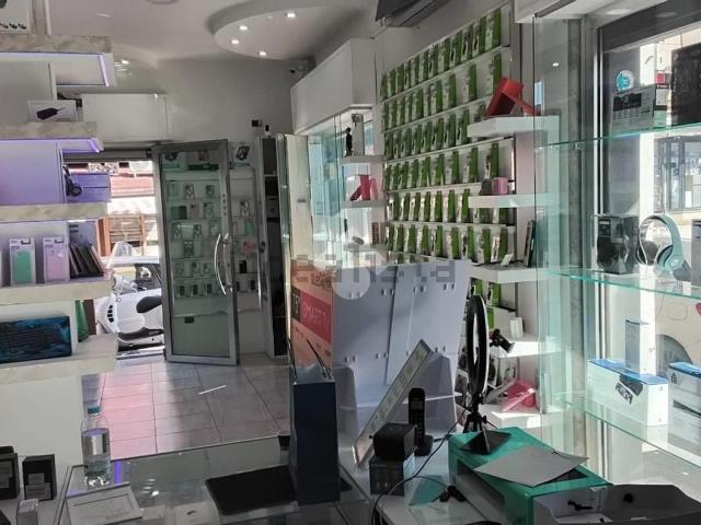 Locale Commerciale in vendita a Volla, Campania