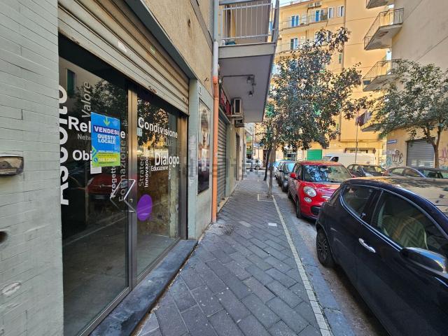 Locale Commerciale in vendita a Salerno, Campania