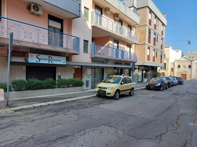 Locale Commerciale in vendita a Mola di Bari, Bari
