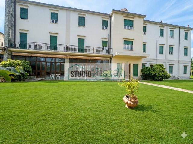 Locale Commerciale in vendita a Marina di Massa, Marina Di Massa