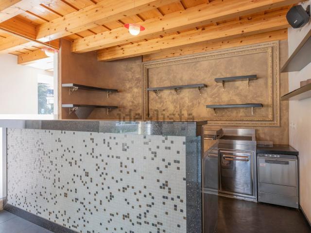 Locale Commerciale in vendita a Negrar, Veneto