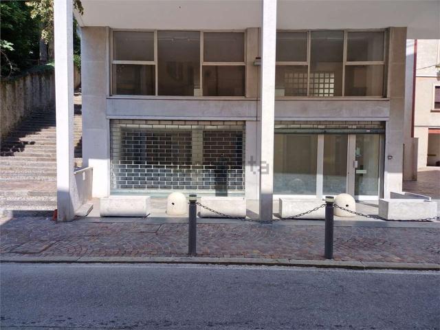 Locale Commerciale in vendita a Villaggio Trieste, Cantù