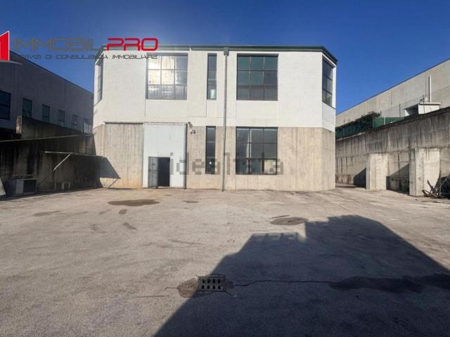 Locale Commerciale in vendita a Molina di Malo, Malo
