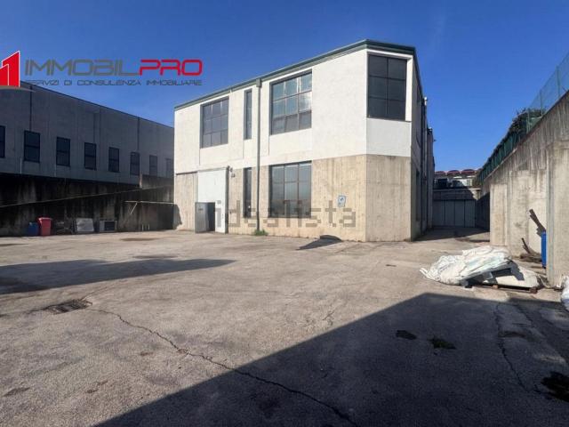 Locale Commerciale in vendita a Molina di Malo, Malo