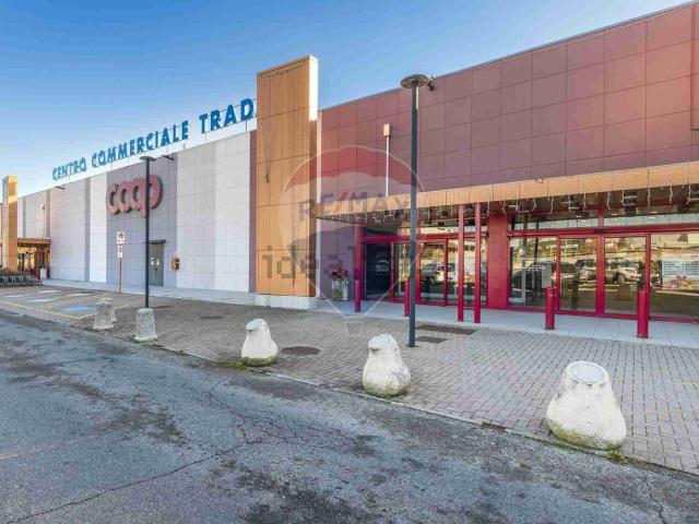 Locale Commerciale in vendita a Tradate, Lombardia