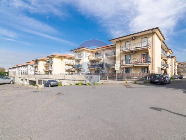 Locale Commerciale in vendita a Piano Tavola, Camporotondo Etneo