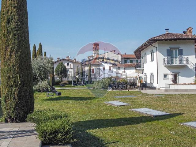 Locale Commerciale in vendita a Villa Di Serio, Lombardia