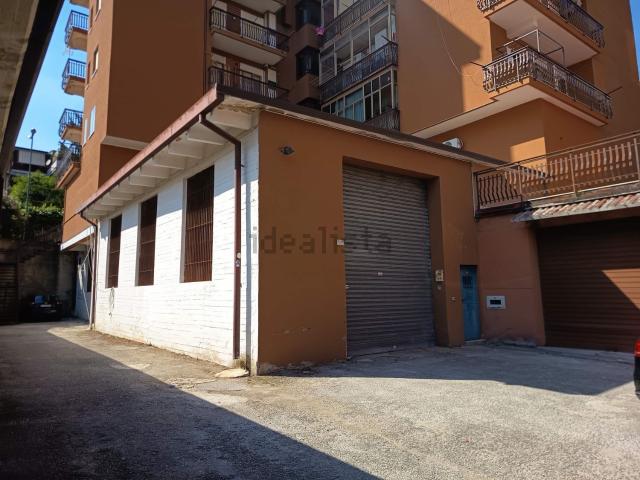 Locale Commerciale in vendita a Atripalda, Campania
