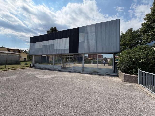 Locale Commerciale in vendita a Aviano, Friuli-Venezia Giulia