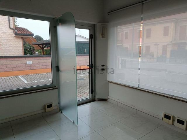 Locale Commerciale in vendita a Badia Polesine, Veneto