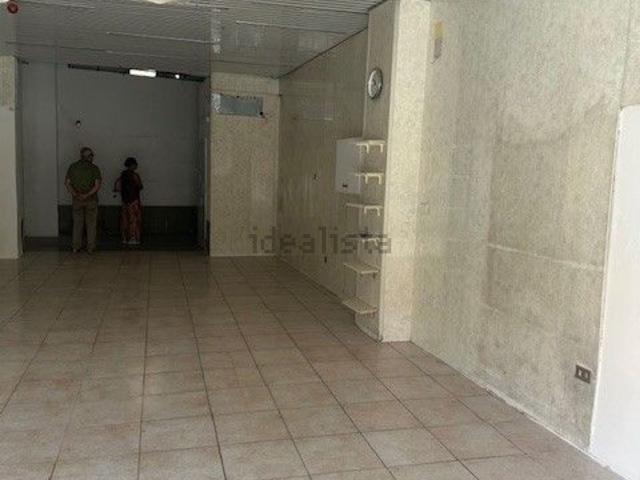 Locale Commerciale in vendita a Madonnella, Bari