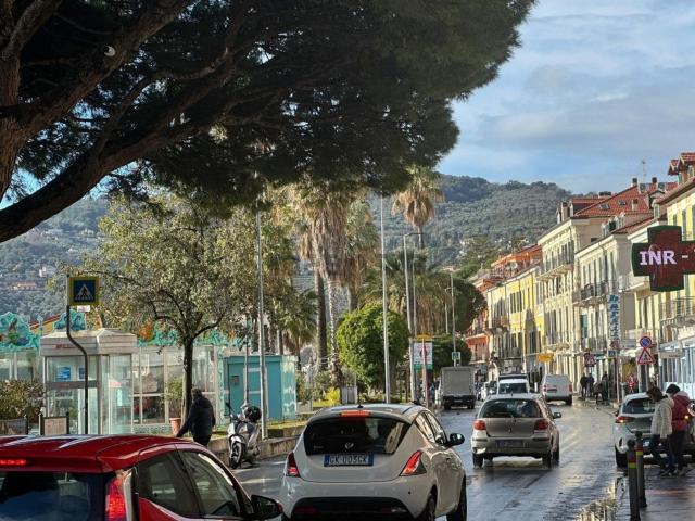 Locale Commerciale in vendita a Diano San Pietro, Liguria