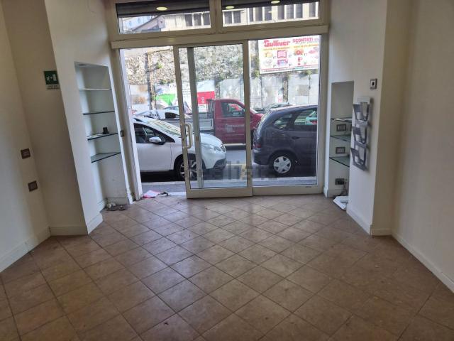 Locale Commerciale in vendita a Medio Levante, Serra Riccò