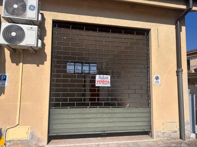 Locale Commerciale in vendita a Isola Del Liri E Superiore, Lazio