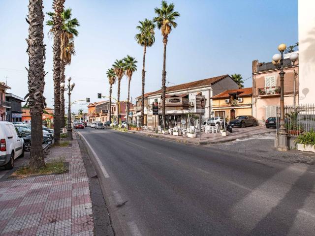 Locale Commerciale in vendita a Giarre, Sicilia