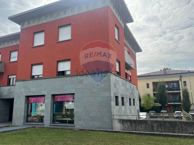 Locale Commerciale in vendita a Montello, Lombardia