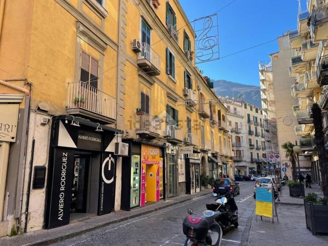 Locale Commerciale in vendita a Castellammare Di Stabia, Campania
