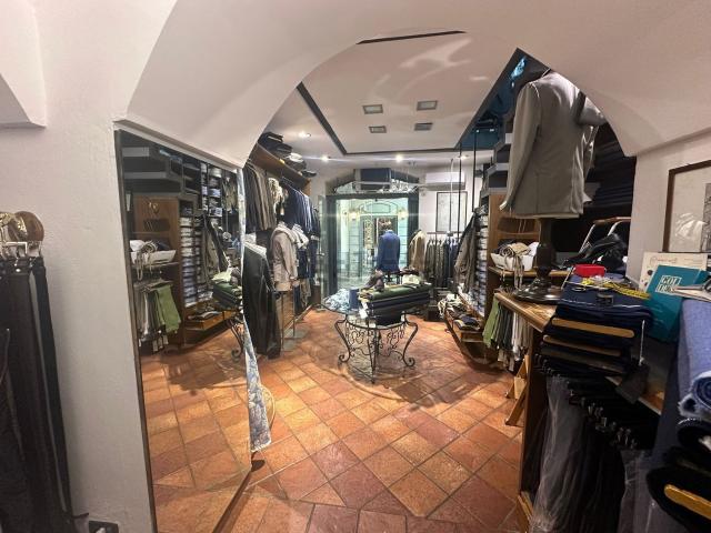 Locale Commerciale in vendita a Municipalità 1, Campania