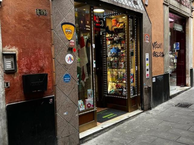 Locale Commerciale in vendita a Centro Est, Serra Riccò