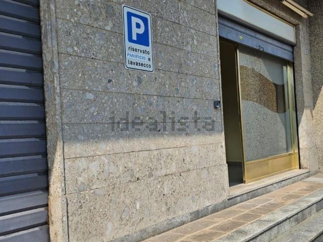 Locale Commerciale in vendita a Carvico, Lombardia