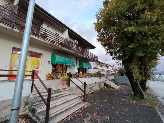 Locale Commerciale in vendita a Contigliano, Lazio