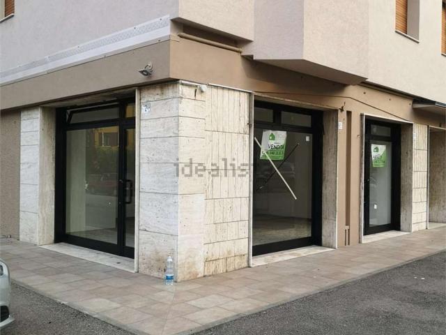 Locale Commerciale in vendita a Buon Pastore-Sant'Agnese-San Damaso, Modena