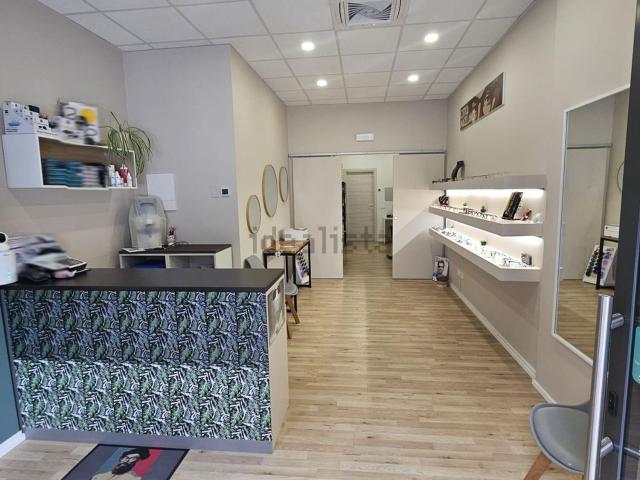 Locale Commerciale in vendita a Ovest, Brenzone