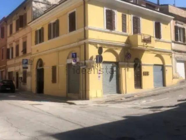 Locale Commerciale in vendita a Villanova, Marche