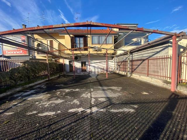 Locale Commerciale in vendita a Birago, Lentate Sul Seveso